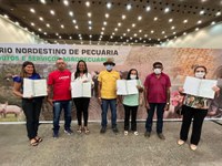 Famílias recebem títulos durante evento de pecuária no Ceará