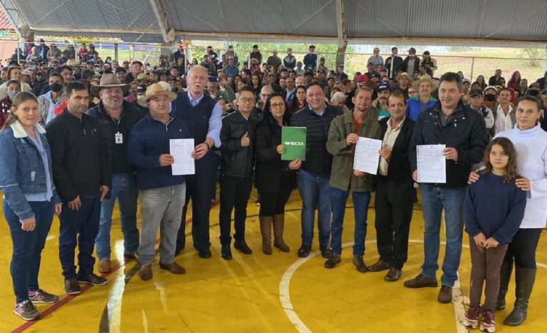 Incra entrega mais 576 títulos definitivos para agricultores assentados do Paraná