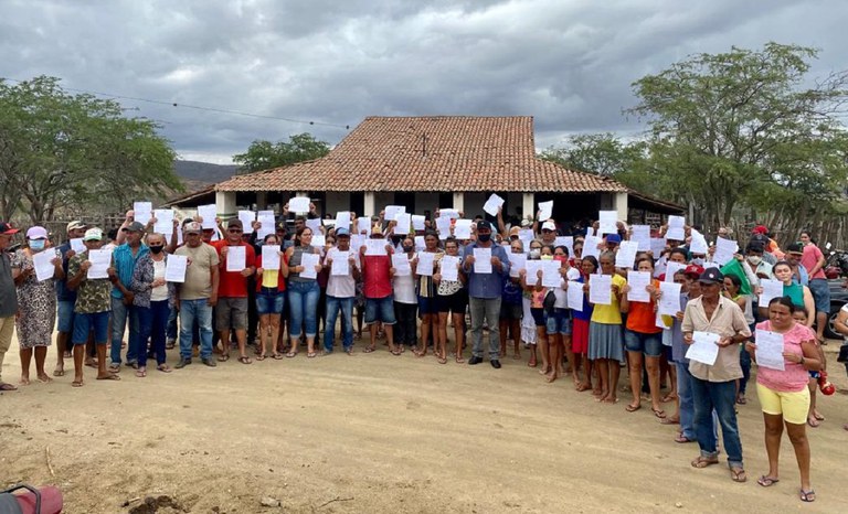 O Incra na Paraíba entrega  114 Contratos de Concessão de Uso (CCU) para famílias do assentamento Retiro