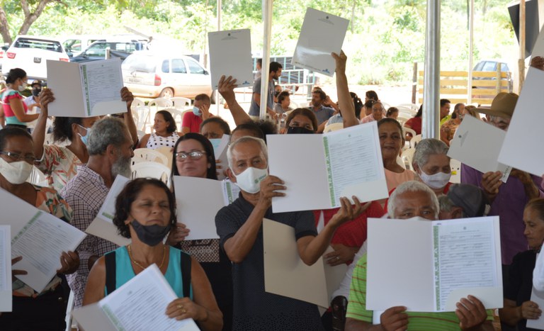 Entrega de títulos no assentamento Grota de Pedra (TO)