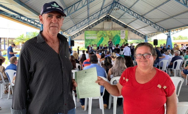 Entrega de títulos em Ji-Paraná