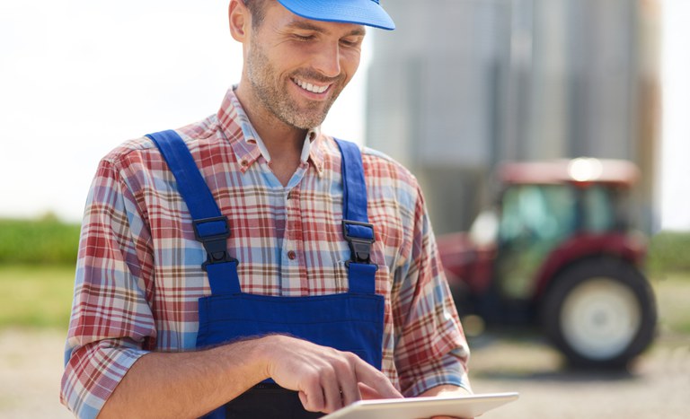 Agricultor com tablet no campo