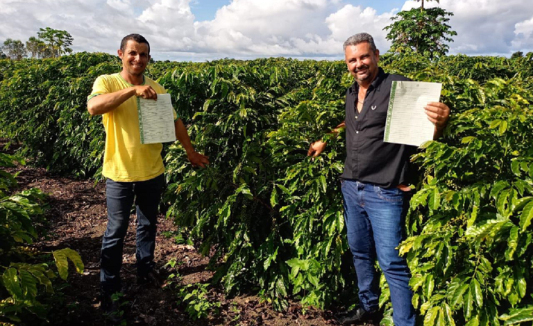 Agricultores assentados recebem títulos definitivos no Extremo Sul da Bahia e ampliam produção