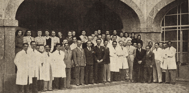 Profissionais do Inep em frente à sede no Rio de Janeiro. Foto publicada na Revista do Serviço Público, em 1942