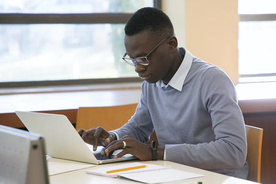 As assessorias de Comunicação Social do MEC e do Inep trabalharão, em regime de plantão, nos domingos de aplicação do Exame Nacional do Ensino Médio (Enem) 2020 Digital, em 31 de janeiro e 7 de fevereiro. Crédito: Pexels