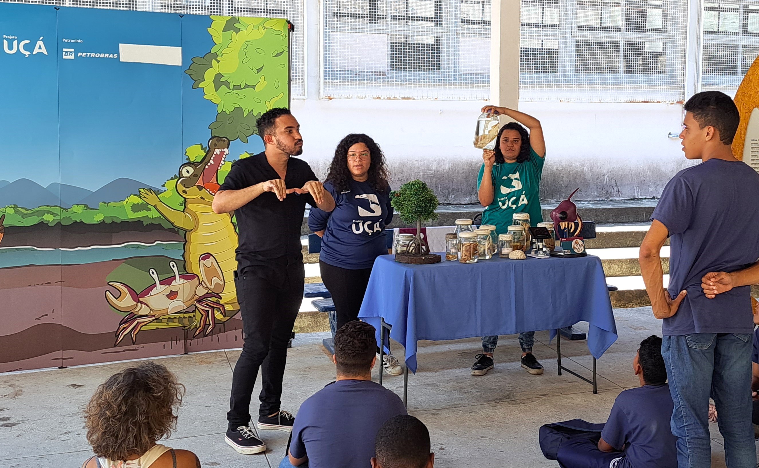 Equipe do Projeto Uçá apresenta espécies para alunos do CAp/INES