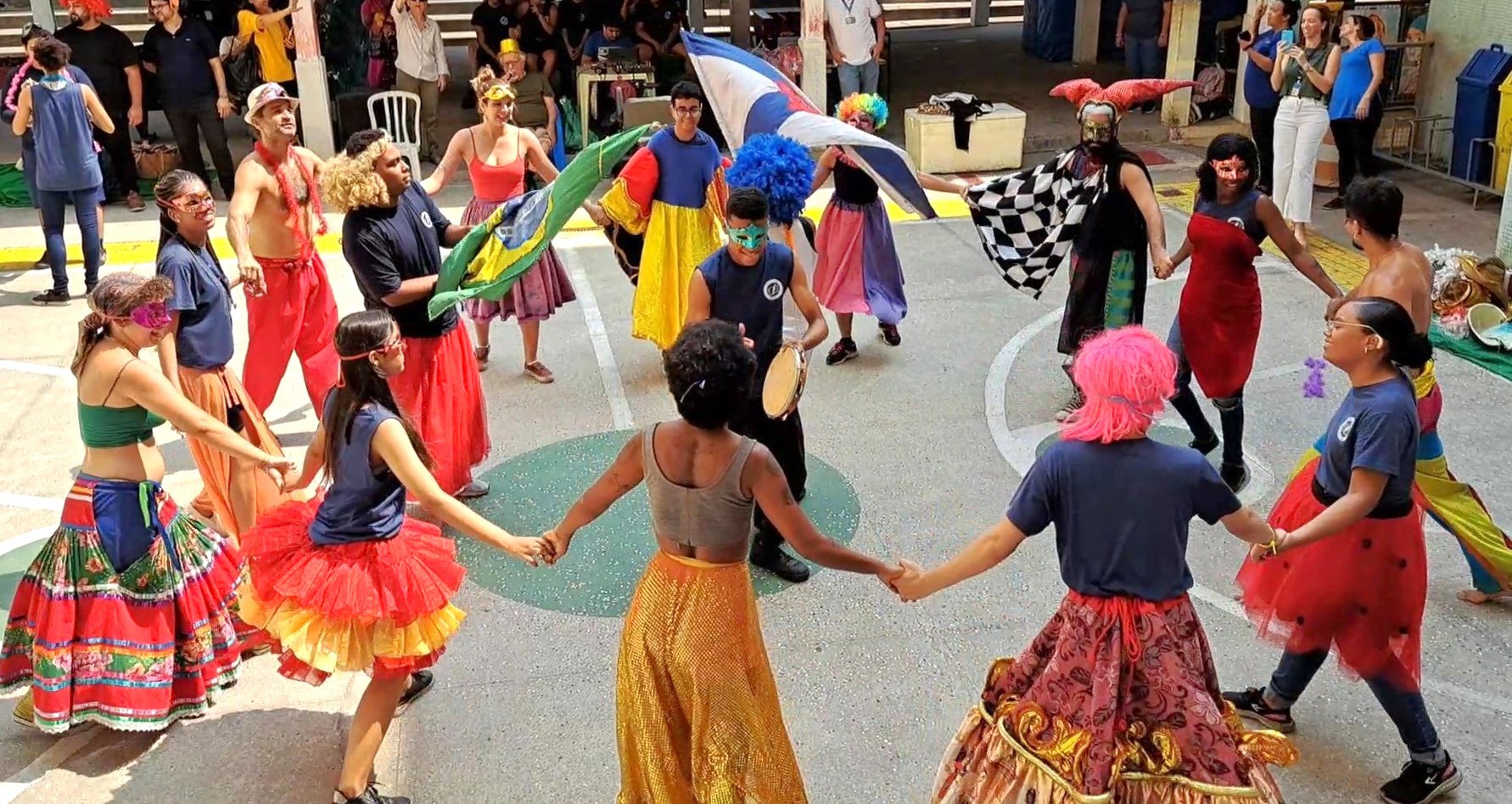 Alunos do INES interagiram com grupo teatral Tá Na Rua