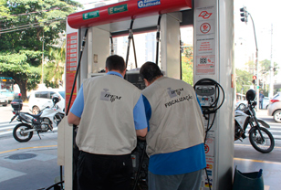 Operação realizada por fiscais do Instituto de Pesos e Medidas de São Paulo em postos de combustível