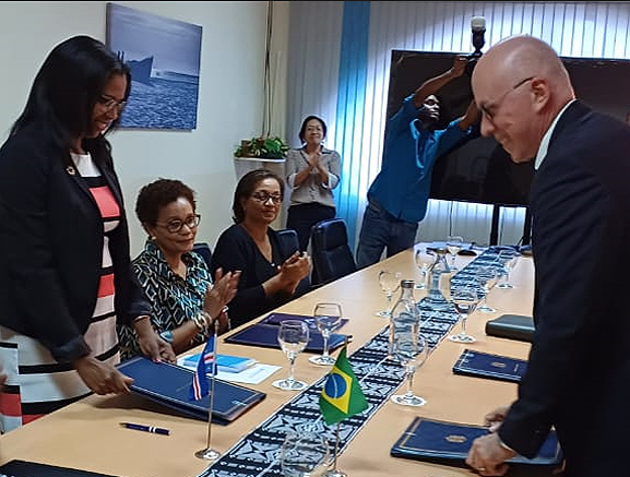 Marcos Valério Barradas, Coordenador-Geral de Acreditação (Cgcre) do Inmetro, com os representantes do Instituto de Gestão da Qualidade e da Propriedade Intelectual (IGQPI) cabo-verdiano