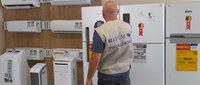 Fiscais verificam máquinas de lavar e refrigeradores no comércio de todo país