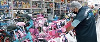 Fiscalização do Inmetro para o Dia das Crianças retira mais de 18 mil produtos infantis irregulares no comércio