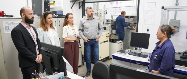 Representantes do SENAI-RS visitam os laboratórios do Inmetro em Xerém, RJ, nesta terça-feira (10)