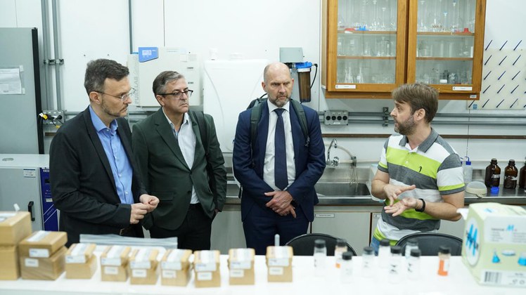 Membros da delegação do Codex Alimentarius visitaram o Laboratório de Eletroquímica (Label), no campus do Inmetro.