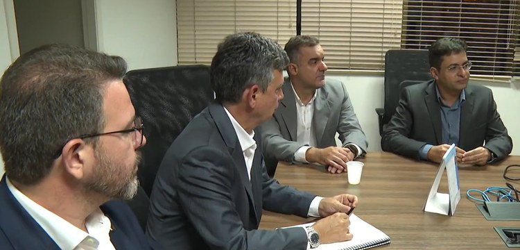 Representantes da indústria automobilística, reunidos com membros do Inmetro para discutir a regulamentação dos carregadores de veículos elétricos