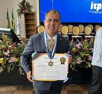 Presidente do Inmetro recebe medalha por apoio à ciência e tecnologia em Sergipe