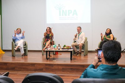 Mesa de abertura: Tanara Lauschner, subsecretária para a Amazônia no MCTI, Luciana Santos, ministra do MCTI, Henrique Pereira, diretor do Inpa e Sonia Alfaia, coordenadora da CGPE do Inpa. Crédito: Camila Barbosa/ Ascom Inpa.