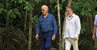 Diretor e pesquisadora do Inpa recepcionam presidente americano em visita à Amazônia