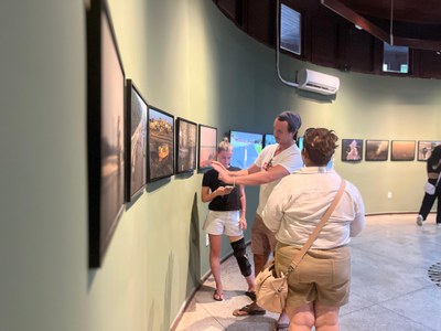 Visitantes vivenciando a exposição no Paiol da Cultura. Foto: Igor Souza- PCE/Inpa.