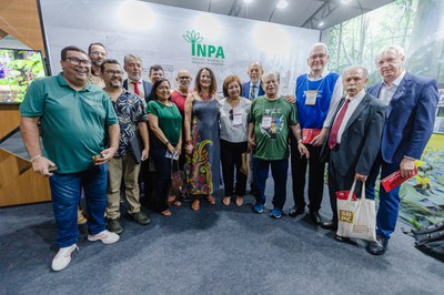 Visita da Ministra Luciana Santos ao estande do Inpa. Foto: Ascom MCTI.