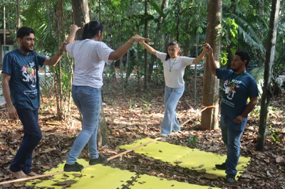 Prática do slackline mediada por monitores do PCE. Foto Fernanda Reis -Ascom/Inpa.