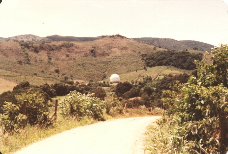 (2)Antena e redoma concluidas em 1974. Vista geral da região onde o Observatório foi instalado.jpg