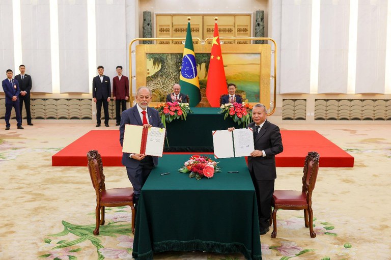 Brasil e China assinam acordo para construção conjunta de satélite