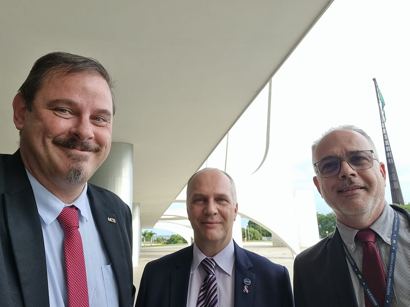 Diretor do INPE Clezio Marcos De Nardin, Presidente da AEB Marco Antonio Chamon e o Coordenador de Satélites e Aplicações da AEB Rodrigo Leonardi.