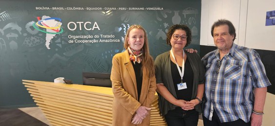 Vanessa Grazziotin (diretora executiva – OTCA), Alessandra Gomes (coordenadora INPE) e Carlos Salinas (diretor Meio Ambiente – OTCA) na sede da OTCA em Brasília/DF