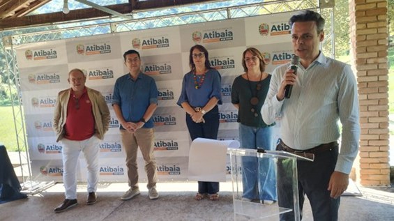 O Engenheiro Chefe, Guilherme Alaia recepciona o Prefeito Emil Ono e os estudantes e no Rádio Observatório Pierre Kaufmann. (Da esquerda para a direita: Jean Pierre Raulin, Emil Ono, Elaine Doratiotto Endsfeldz e Ângela Bueno Grueiro).