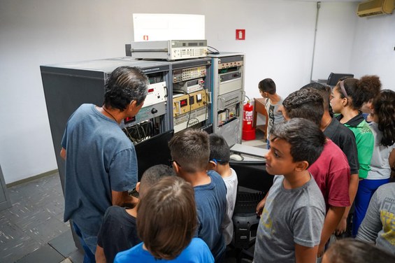 Rubens Hadano, explica para um grupo de crianças como é feito o apontamento do Rádio Telescópio.