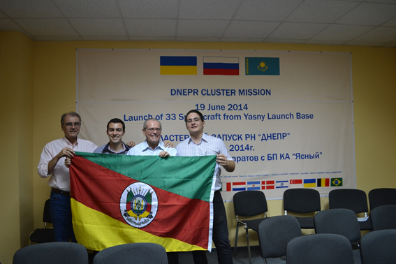 Celebração da equipe em Yasny, Russia, logo após o lançamento