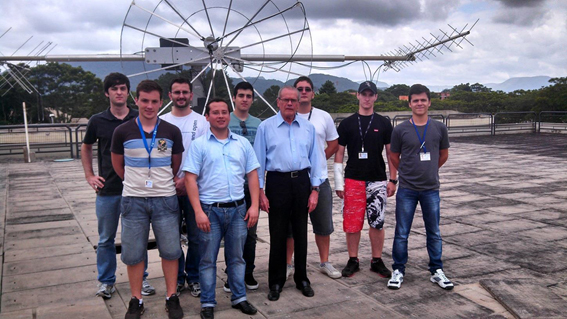 Equipe do projeto (operação, software e gerência) na instalação da estação em Santa Maria