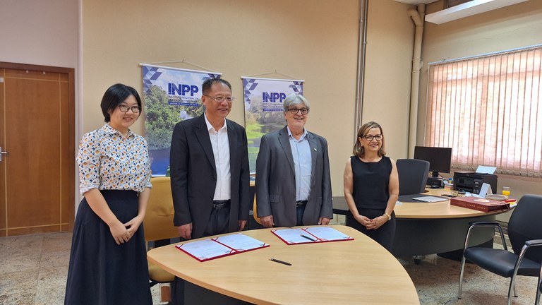 Professora Chen Zhao (SCAU), Professor Hanhong Xu, Diretor Paulo Teixeira e Coordenadora de Pesquisa Marinêz Marques