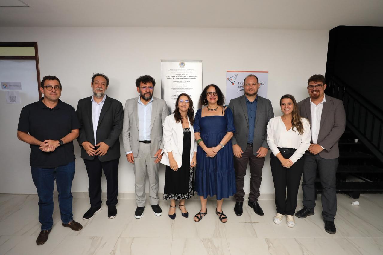 Autoridades posam junto à placa inaugural do CTERSA