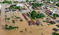 Antecipação do pagamento do 13º pelo INSS vai ajudar a desabrigados pela enchente