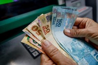 Governo adianta 13º salário de aposentados e pensionistas do INSS