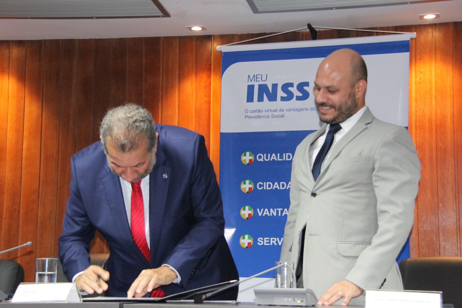 Ministro da Previdência, Carlos Lupi, e o presidente interino do INSS, Glauco André Fonseca Wamburg, durante assinatura da portaria