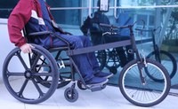 Mobilidade inclusiva: equipamento a ser compartilhado em locais públicos transforma cadeiras de rodas em triciclos