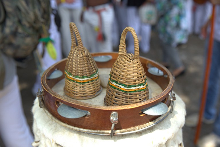 Pandeiro e caxixi, instrumentos musicais utilizados na Roda de Capoeira (Foto: Oscar Liberal)