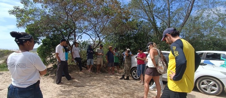 A atividade foi realizada no sítio arqueológico Barra da Lagoa de Ibiraquera, no município de Imbituba (SC). (Fotos: Iphan-SC)