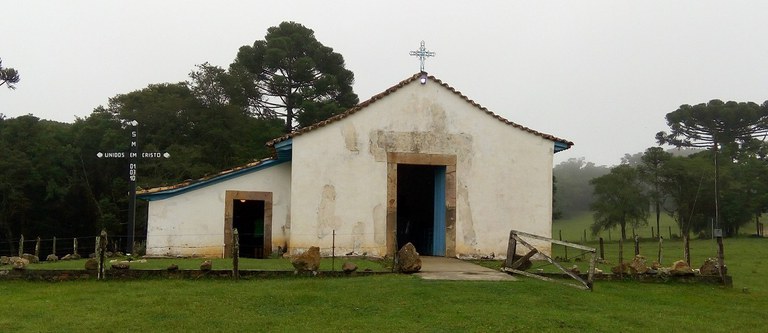 O conjunto tombado inclui a igreja, seu acervo e o bosque que a circunda. (Fotos: Iphan-PR)