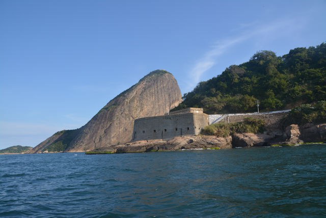 Forte de São José, visto do mar. Situado no sopé do Morro Cara de Cão (tombado) e com o Pão de Açúcar (tombado) aos fundos. 18 de junho de 2019