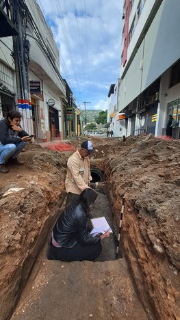 Equipe do Iphan em fiscalização na área do sítio arqueológico Rua Tiradentes, onde foi encontrada a fogueira com material cerâmico guarani    