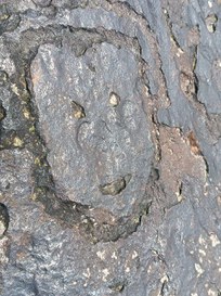 “Caretinhas” talhadas em pedras reapareceram no sítio arqueológico Ponta das Lajes. Foto: Iphan