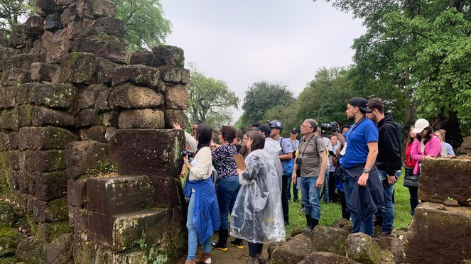 Estudantes exploram ruínas 