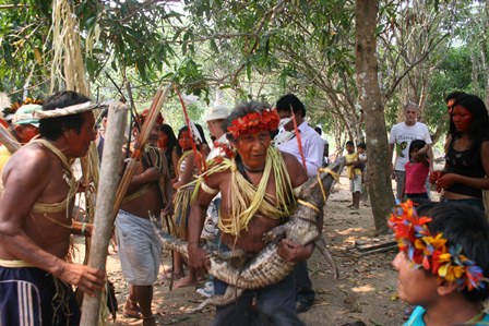 Xamã Cícero Xía Mot durante a tradicional "Festa do Jacaré"