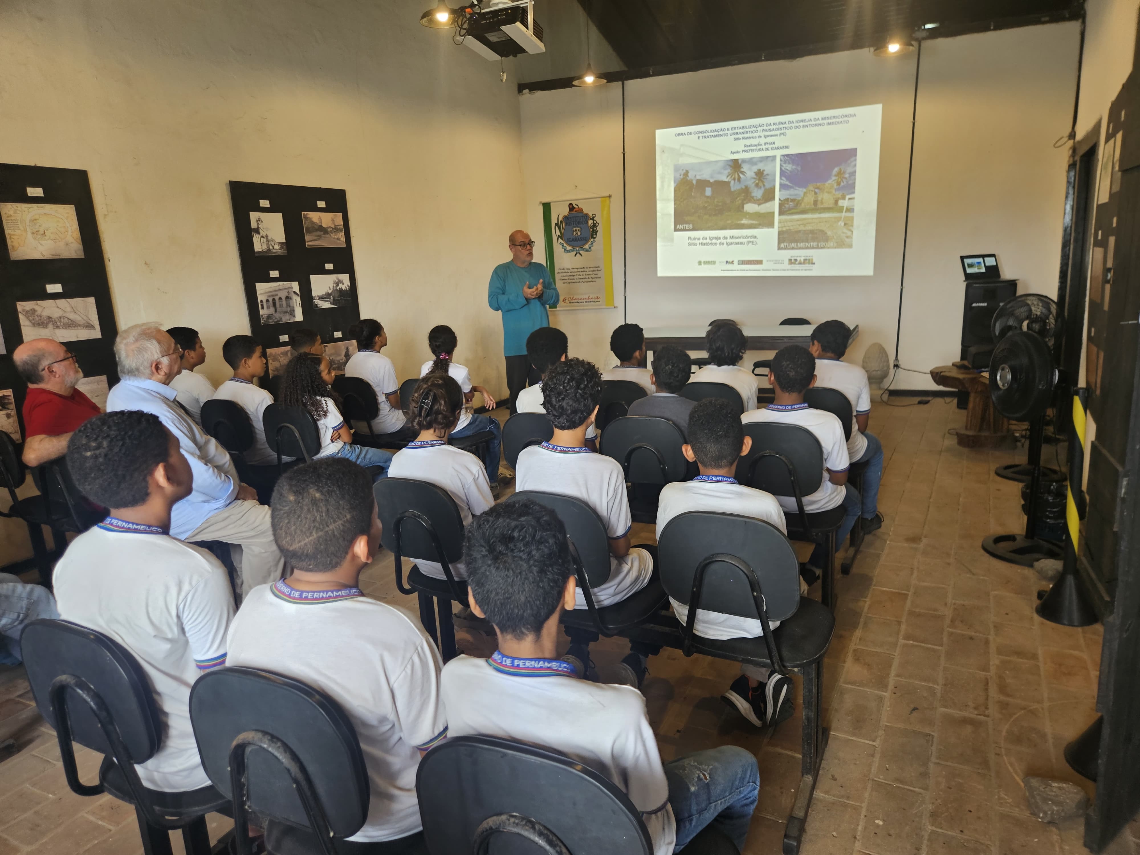 Alunos sentados em sala de aula
