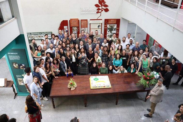 Todos reunidos para o o parabéns com bolo dos 215 anosFoto: Isabele Lima