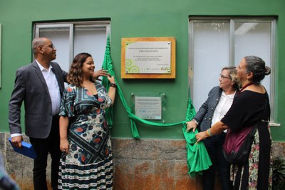 Descerramento da placa do Centro de Responsabilidade Socioambiental João Carlos da Silva, com Eliezer, Deborah, Luciana e Rita MesquitaFoto: Paula Pantoja