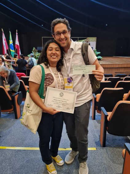 Michelly comemora o prêmio com o co-orientador Leandro Giacomin